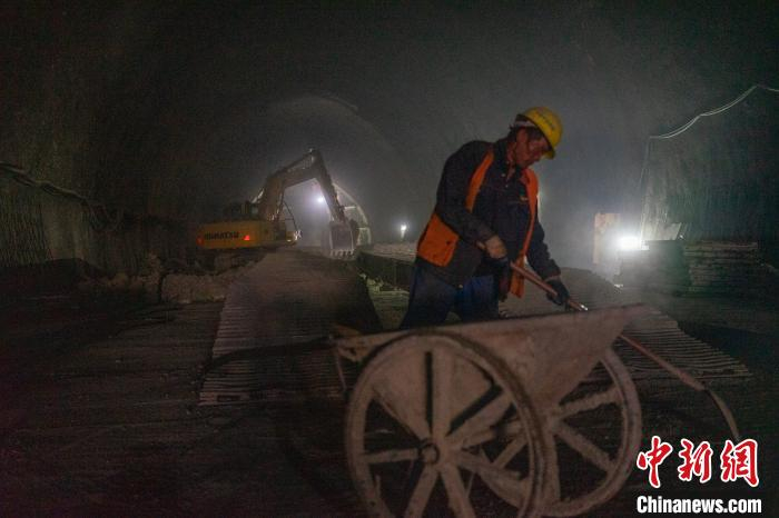 西藏拉日高速建设施工人员在隧道内作业。　江飞波 摄