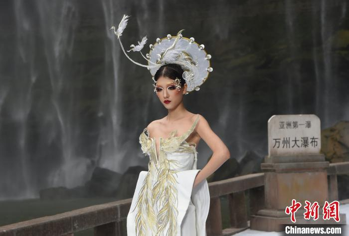 图为模特展示时装。　周毅 摄