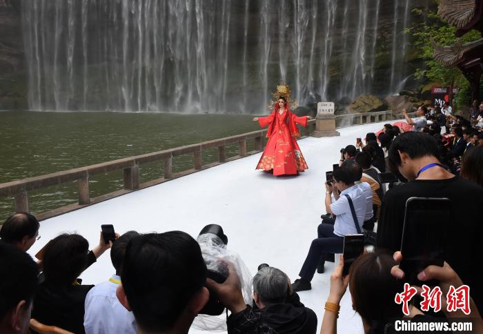 图为观众观看时装秀。　周毅 摄