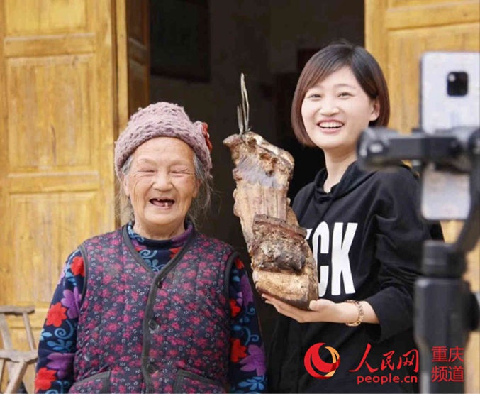 “葱花儿”在帮村民卖腊肉。 受访者供图