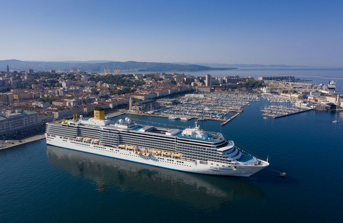  歌诗达·唯美号从意大利的里亚斯特港口启航。