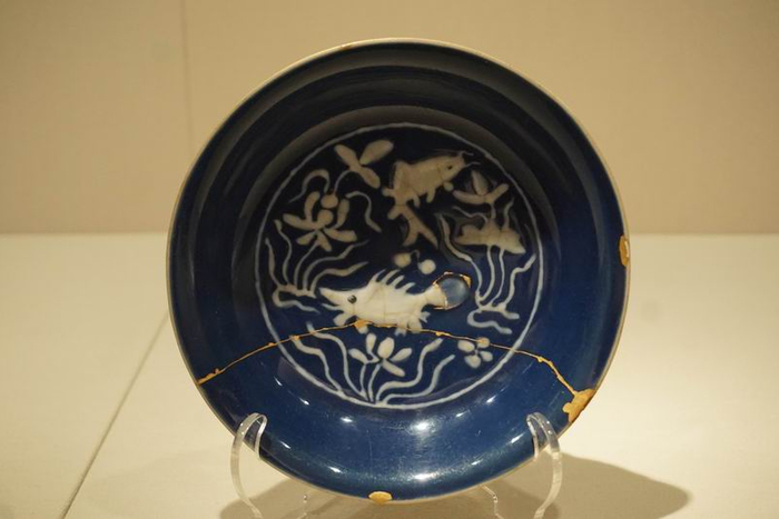 祭蓝地白花鱼藻图盘