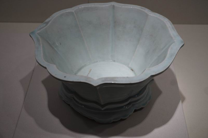 甜白釉菱花式花盆