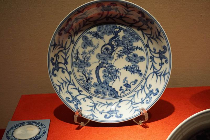 青花松竹梅图盘故宫博物院藏