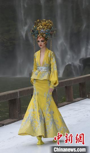 图为模特展示时装。　周毅 摄