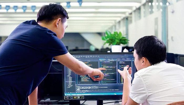 ▲ 广州中望龙腾公司研发人员正在讨论技术问题 广州中望龙腾公司供图