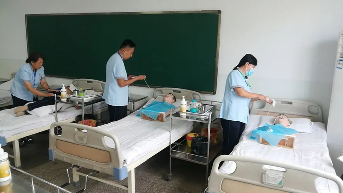 ▲吕梁卫校的学员在上实操课。受访者供图