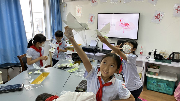 图说：青少年飞行机制作比赛。天山路街道供图