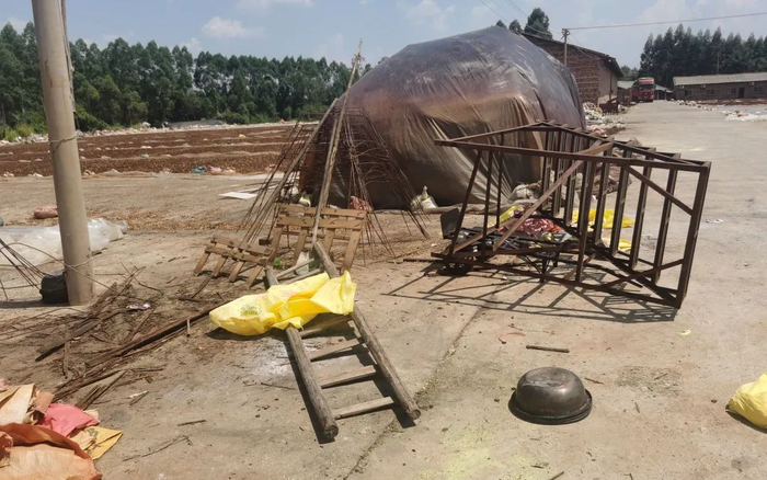 ▲晒场一角，有正在杀青的八角，地上是用完的硫磺袋子和熏制硫磺时用的铁盆。通常，晒场工人们会把硫磺放入铁盆中，再点燃，长期熏蒸的铁盆已经发黑。新京报记者 王瑞文&nbsp;摄