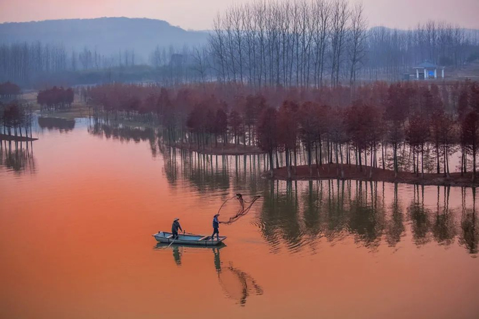 ▲ 江苏淮安盱眙县天泉湖的秋季捕鱼场景。摄影/杨默