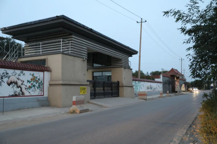 △左侧大门为万寿园墓地，右侧是老李家大门