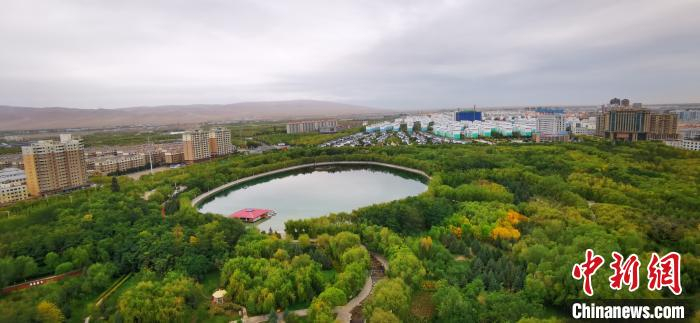 作为嘉峪关市城建史上规模最大的生态建设工程，东湖景区已成嘉峪关名副其实的“加湿器”，风沙少了，气候明显湿润了。　魏建军 摄