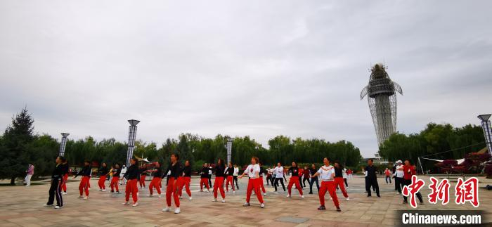 图为市民在“海豚”气象塔广场健身。　魏建军 摄