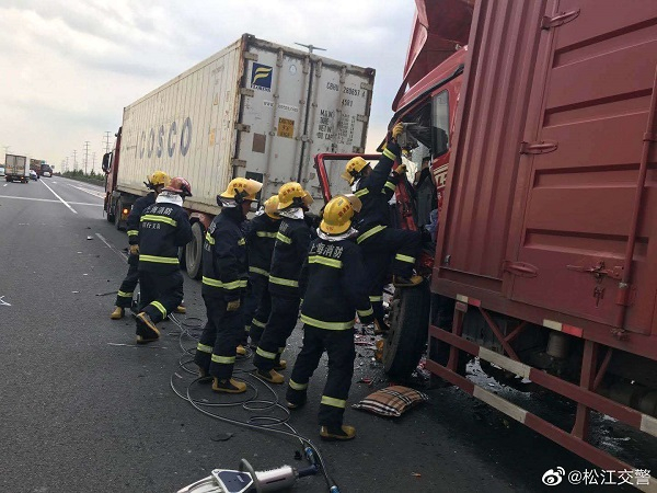  图说：事故现场来源/松江交警微博