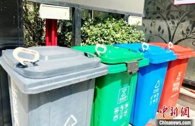 （图为兰州城关区酒泉路街道安装的垃圾分类“神器”。城关区宣传部供图）