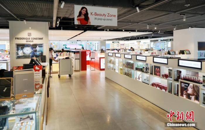 　　9月1日，韩国首尔江南区的一家免税店客流稀少。自8月以来，韩国确诊病例激增，韩国政府升级了首都圈防疫管控。 中新社记者 曾鼐 摄
