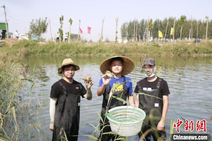 图为验收现场捕捞的青蟹 郑俊朋 摄