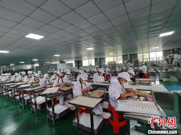     油坊村扶贫车间里，员工们在包饺子。　张强　摄