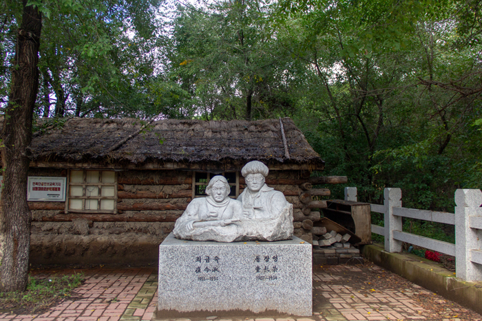 图为童长荣烈士及崔今淑烈士半身像
