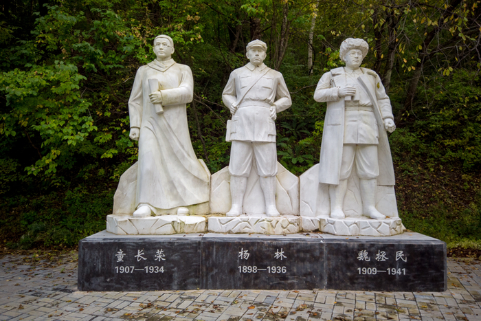 图为童长荣烈士、杨林烈士，魏拯民烈士全身像