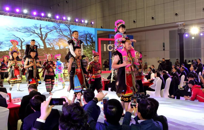 彝族千年赛装T台秀震撼上演。周灿 摄