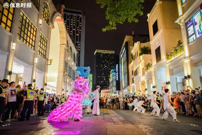 黄飞鸿夜光狮子秀。信息时报记者 胡瀛斌摄