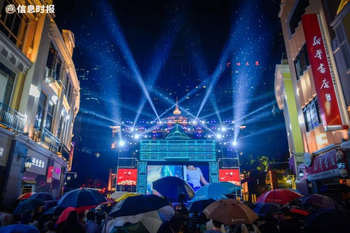 北京路北段灯光秀。信息时报记者 胡瀛斌摄