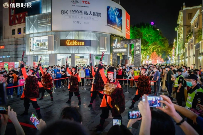 北京路中段，铜壶滴漏前的南越卫队巡演。信息时报记者 胡瀛斌摄