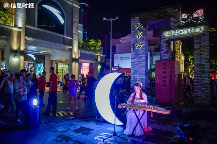 北京路中段，铜壶滴漏前的嫦娥古筝秀。信息时报记者 胡瀛斌摄