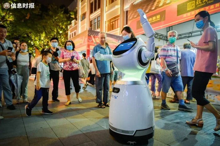 放置在北京路的5g互动机器人市民围观。信息时报记者 胡瀛斌摄