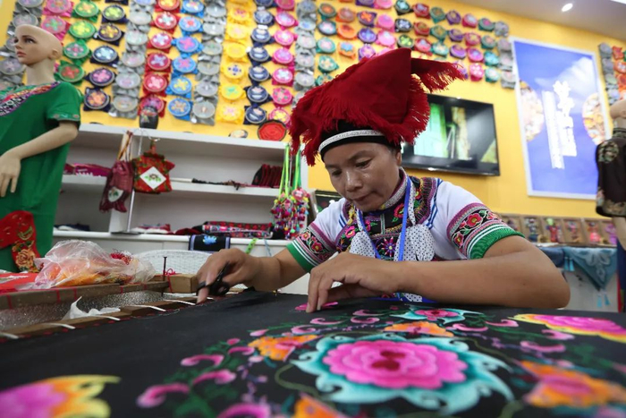 楚雄彝绣绘新图。 黄喆春 摄