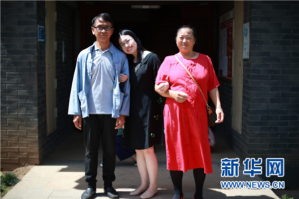 刘月一家人合影留念。新华社记者 刘续 摄
