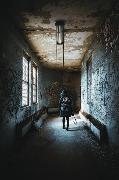     潘然行走在废墟中。采访者供图