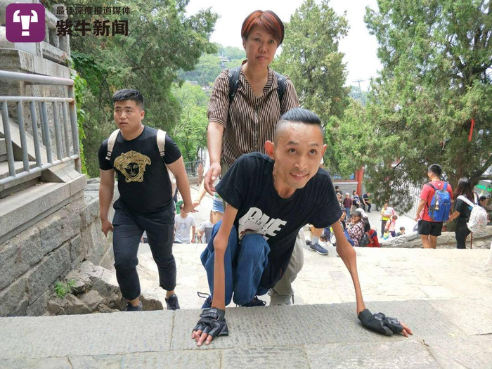 攀登虽然辛苦，但他依然面带笑容