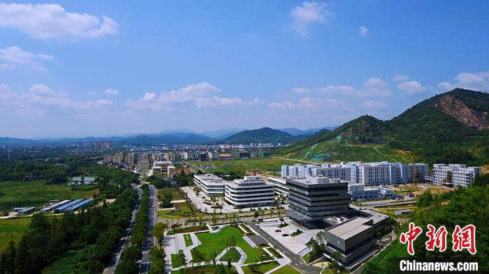 俯瞰青山绿水间的美妆小镇埭溪镇提供