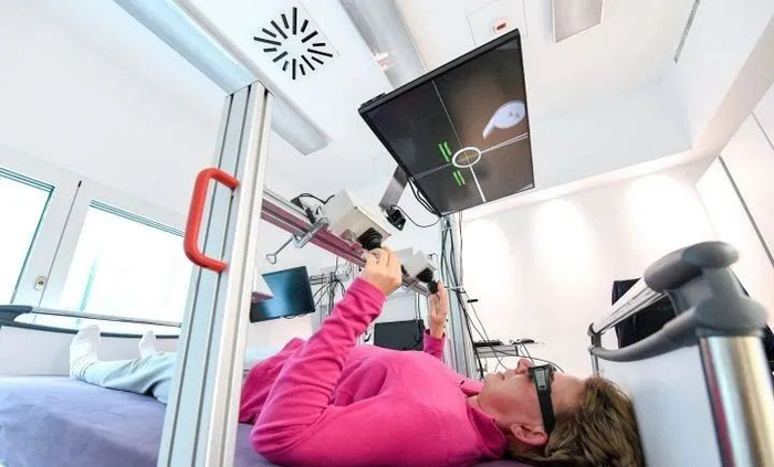  ▲NASA卧床志愿者在进行眼动仪测试