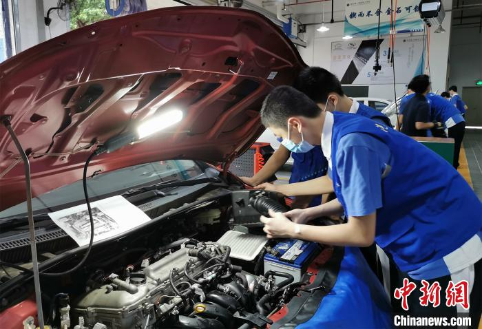     近日，深圳第二高级技工学校的学生正在上课。　程景伟　摄