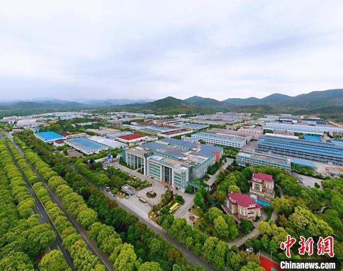 俯瞰青山绿水间的美妆小镇埭溪镇提供