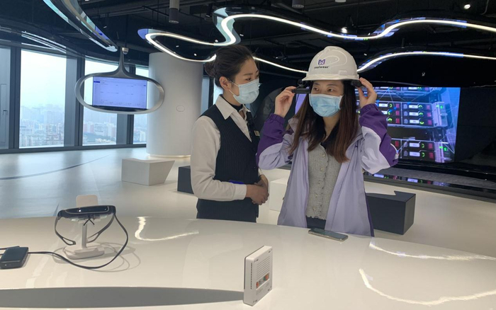 在丽泽SOHO的5G实验室，参观者在工作人员引导下体验5G应用场景。丰台区委宣传部供图