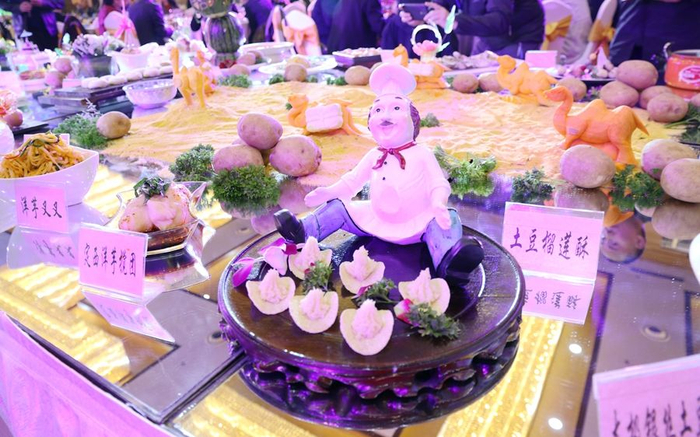 以马铃薯为主料制成的各种糕点。甘肃定西安定区委宣传部供图