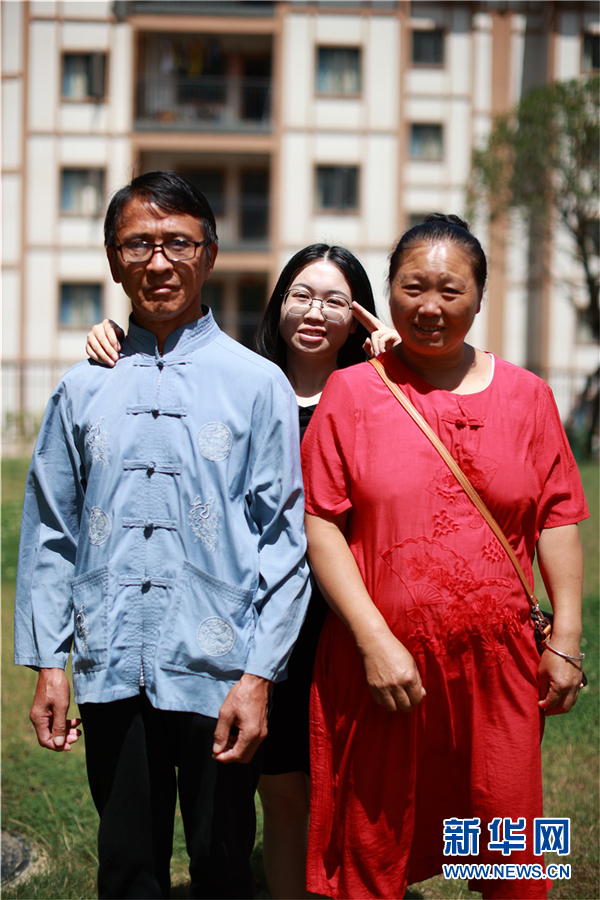 刘月一家人合影留念。新华社记者 刘续摄