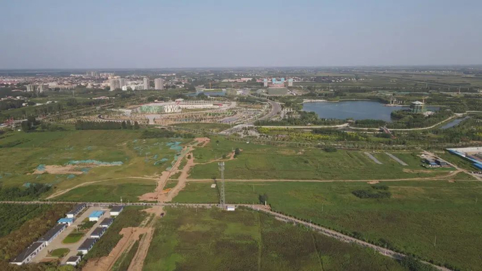 ▲成安县城新区航拍图，大量土地被租用后被撂荒。新京报记者 李英强 摄