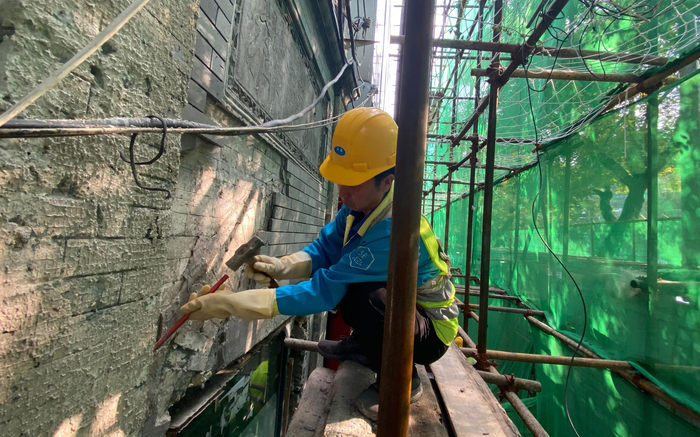 东四南大街工人正在施工。新京报记者 王贵彬 摄