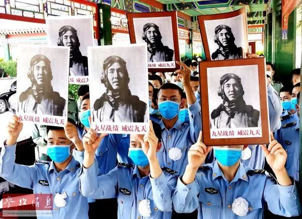 ▲9月19日上午，军地各界人士在北京八宝山送别抗美援朝空战英雄王海上将。（申进科 摄）