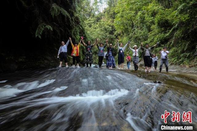 海外华文媒体代表在内江威远县石板河旅游区的石板河滩合影留念。 王磊 摄