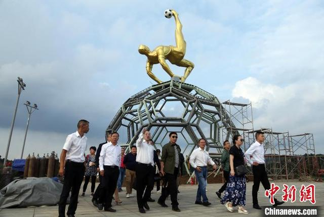 海外华文媒体代表参观建设中的中国？连界足球竞训基地。 王磊 摄