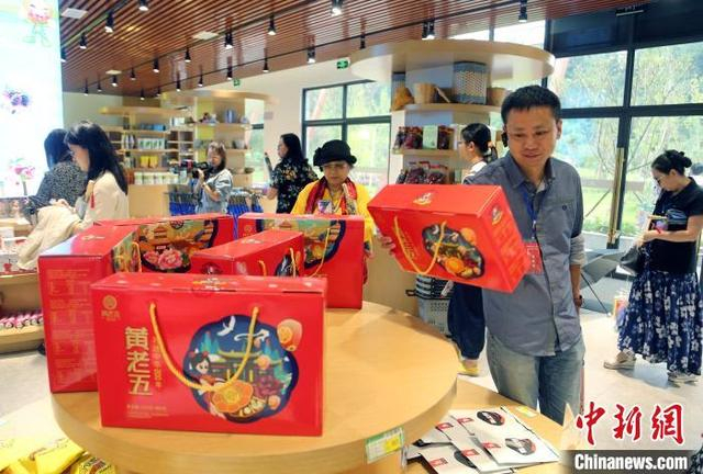 在内江威远县石板河旅游区，海外华文媒体代表参观特产超市。 王磊 摄