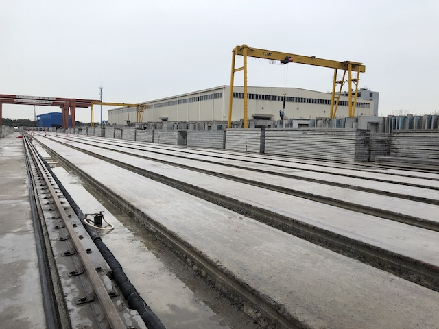 城建实业新材料项目点生产流水线和一摞摞完工的预制板