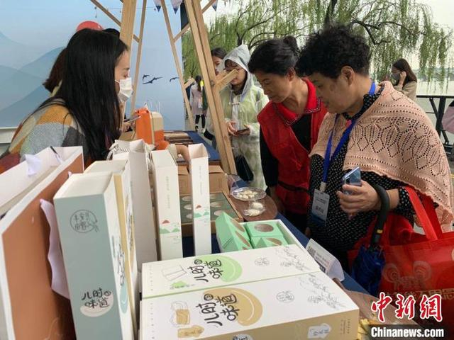 造型精巧的糕点吸引了不少北京市民驻足品尝购买 张斌 摄