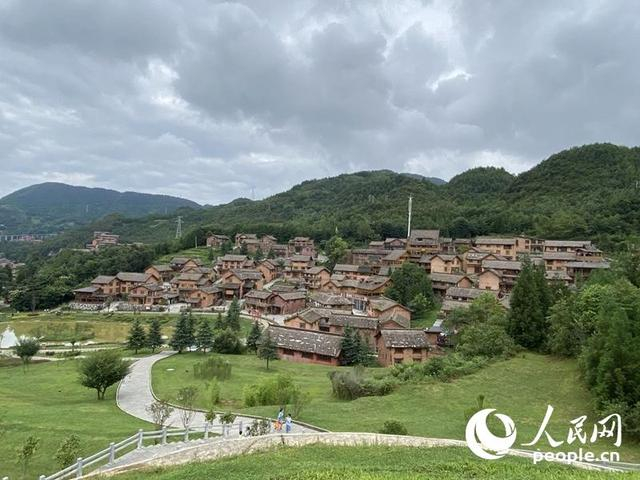 易地搬迁扶贫建成后的六盘水野玉海景区千户彝寨。人民网 王政淇 摄